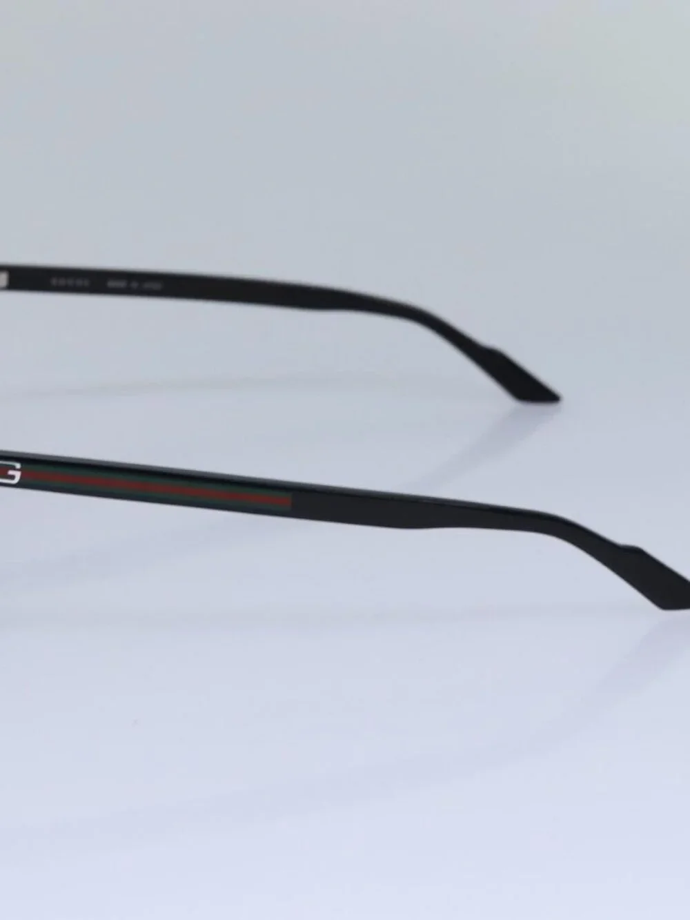 Gucci brand	gucci color	black
